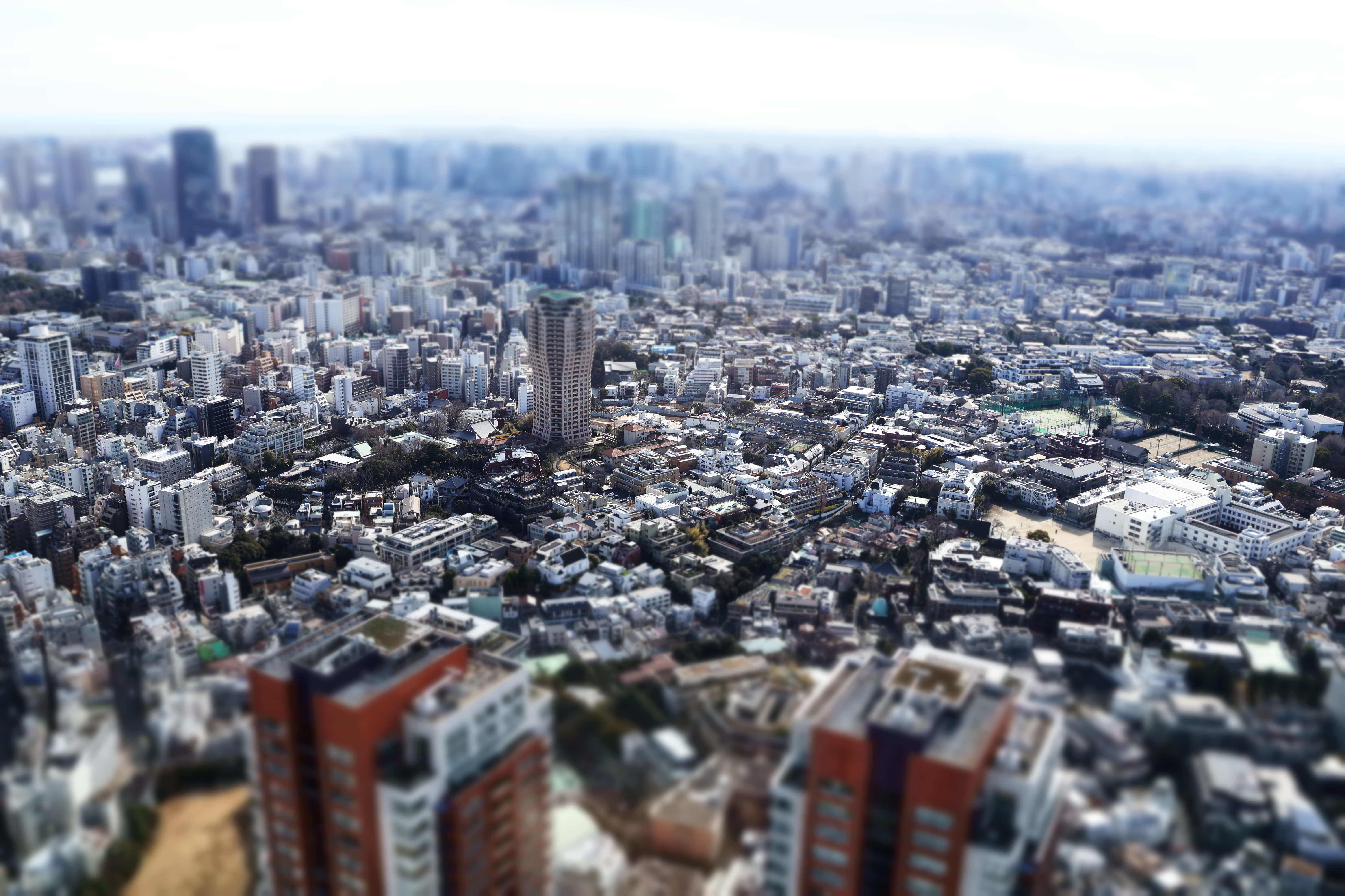 東京の密集した街並みをチルトシフト効果で捉えた航空写真