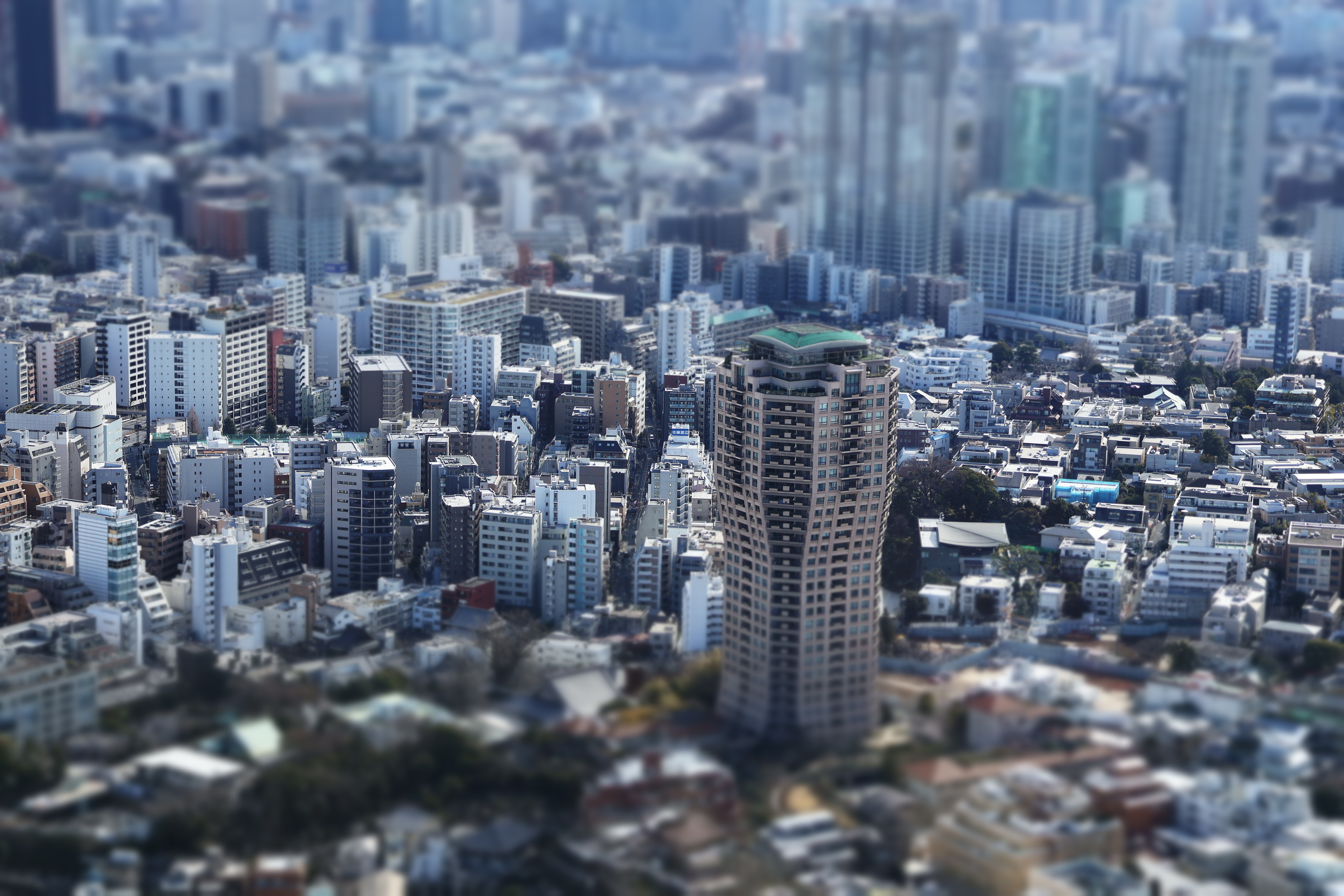 螺旋状タワーを中心に広がる東京のチルトシフト写真
